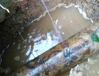 新河楼顶渗水维修公司分享下地暖漏水的原因及检测方法。